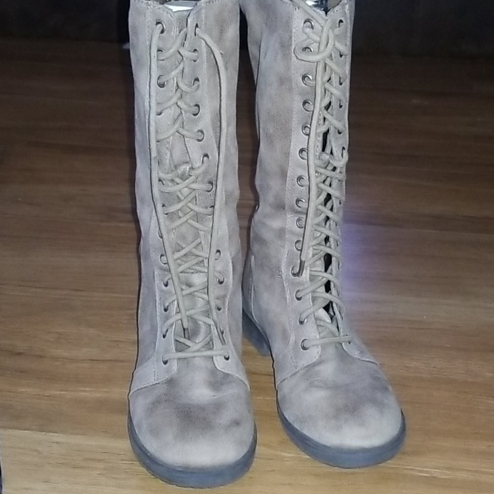 Boots - Picture 2 of 4